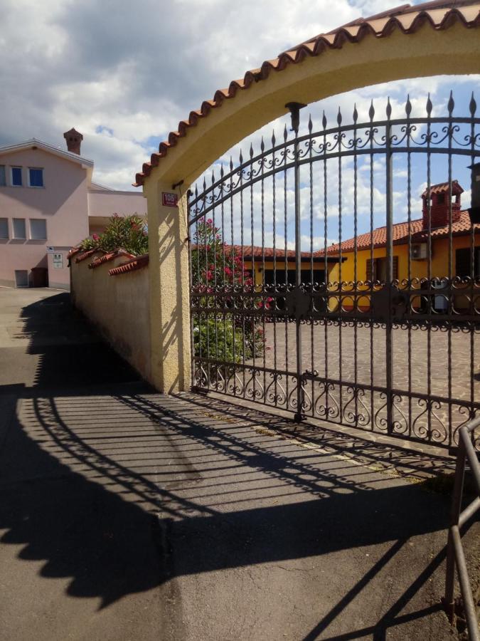 V Klancu Apartment Dekani Luaran gambar